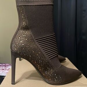 Brown maxwelle Steve Madden ankle boots.